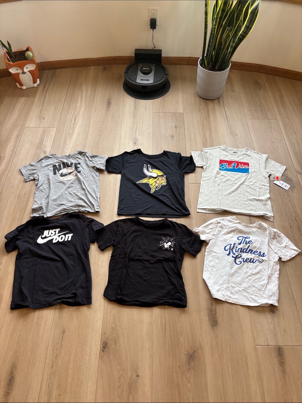🩶Bundle of 6 boys size medium shirts🩶